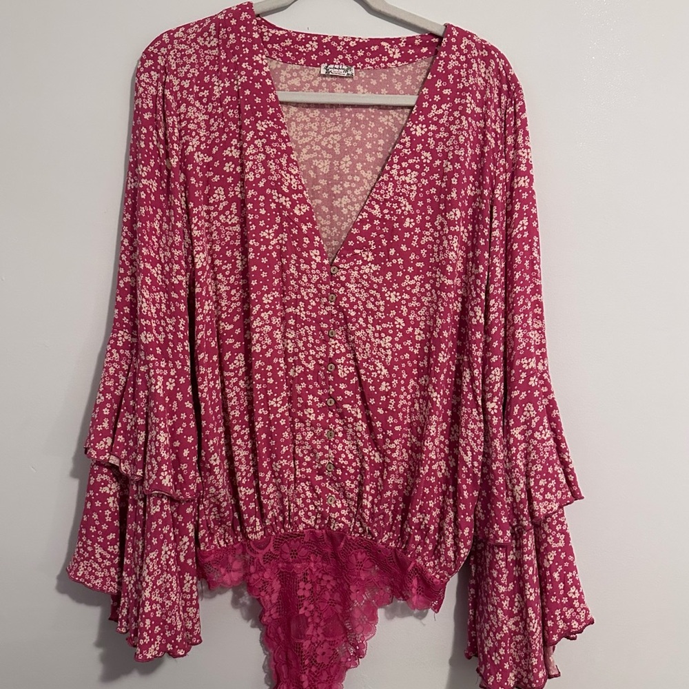 Free People Pink Ditsy Floral Body Suit Bell Sleeve Size Medium